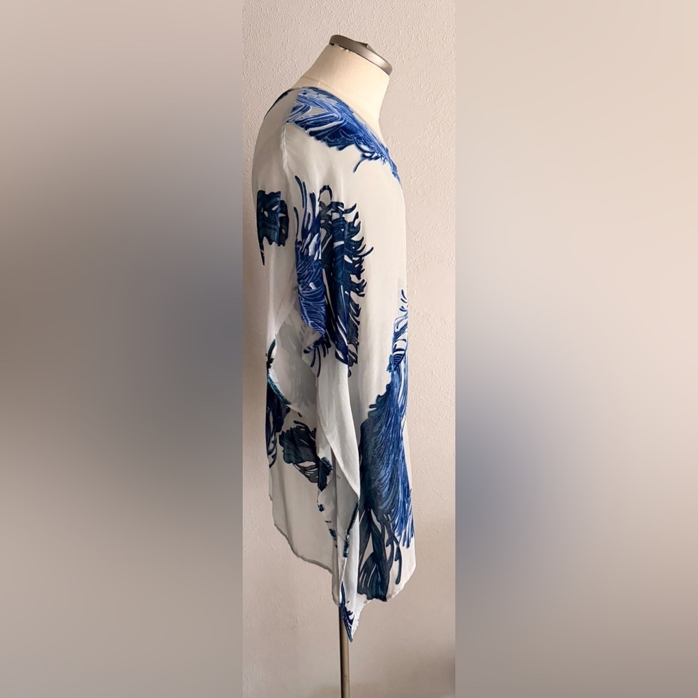 Karen Kane Silk Blend Grey and Navy Feather Pattern Blouse Medium - Picture 2 of 8